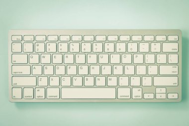 Klasik Tondaki Merkez Çerçevesinde Mavi Pastel Minimalist Arkaplan üzerindeki Beyaz Taşınabilir Bilgisayar Anahtarları veya Klavye Düğmelerini Kapat