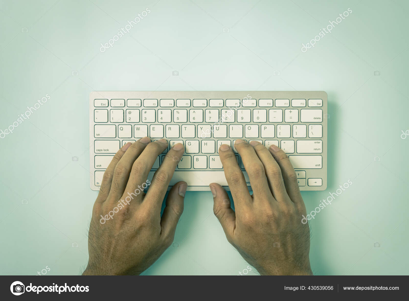 Feche a mão usando computador e teclado digitando na internet