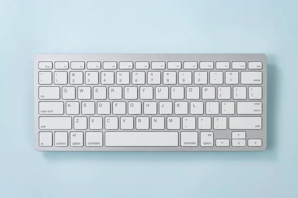 Orta Çerçevedeki Mavi Pastel Minimalist Arkaplanda Beyaz Taşınabilir Bilgisayar Klavyesi veya Klavye Tuşu