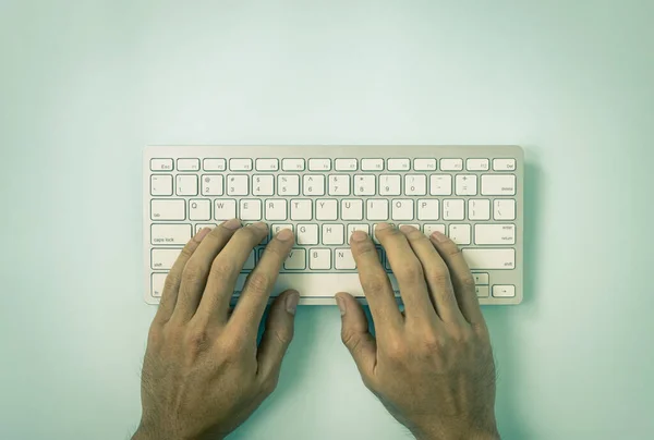 Hand Des Geschäftsmannes Tippt Tragbare Computertastaturtasten Oder Tastaturtasten Auf Den — Stockfoto