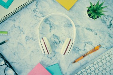 Flat Lay veya Marble Office Masasındaki Üst Görünüm Kulaklığı veya Ofis Tablosu Bilgisayar Klavyesi, Kalem, Sopa Not, Ofis Bitkileri, Spiral Notebook, Cetvel, Kalem, Vintage Ton Gözlükleri Olarak Kırtasiyeyi İçerebilir