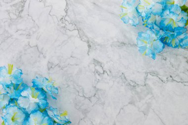 Modern Clean Flat Lay veya Üst Görünüm Ofis Masası veya Ofis Masası ve Mavi Çiçek Mermer Minimalist Arkaplanda Alt Sol ve Üst Sağ Köşede