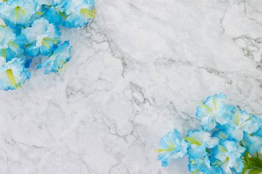 Modern Clean Flat Lay veya Üst Görünüm Ofis Masası veya Ofis Masası ve Mavi Çiçek Mermer Minimalist Arkaplanda Üst Sol ve Alt Sağ Köşede