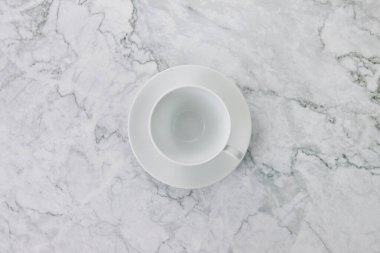 Modern Clean Flat Lay üzerine Beyaz Kahve Kupası ya da Üst Görünüm Ofis Masası ya da Mermer Minimalist Arkaplan Ofis Masası