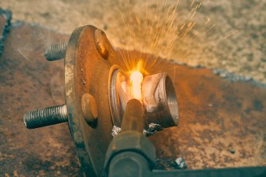 Vintage Tone 'da Yakın Görünümde Asetilen Kesme veya Oxy Yakıt Kesme Teknikleri Yöntemleri Konut Çıkarma