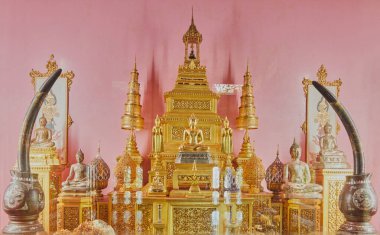 Phayao, Tayland - 22 Kasım 2020 Wat Analayo Tapınağı 'ndaki Cam Odada Altın Buda Heykeli ve Fildişi ve Kutsal Nesne