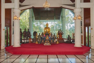 Phayao, Tayland - 22 Kasım 2020: Altın Buda ve Cam Arkaplan ile Sığınak 'ta Tarihi figürler heykeli