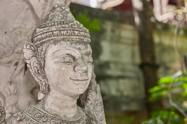 Phayao, Tayland - 22 Kasım 2020 Analayo Tapınağı 'nda Sol Çerçeve Kafalı Taş Tanrı Heykeli veya Bulanık Arkaplan Üzerine Wat Analayo