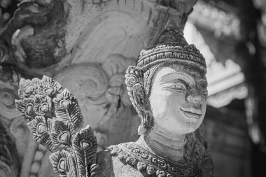 Phayao, Tayland - 22 Kasım 2020: Analayo Tapınağı 'ndaki Taş Tanrısı Heykeli veya Zoom View' daki Bulanık Arkaplan