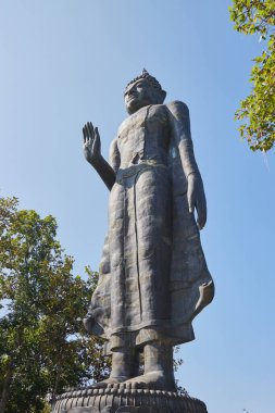 Phayao, Tayland - 29 Kasım 2020 Wat Analayo Tayland Tapınağı 'ndaki Mavi Gökyüzü Arkaplanı' nda Akrabaları Yatıştıran Buda 'nın Portresi