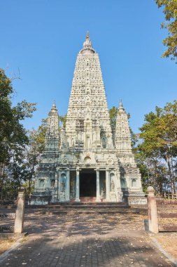 Phayao, Tayland - 29 Kasım 2020: Wat Analayo 'daki Mavi Gökyüzü Arkaplanı ve Wat Analayo Tayland Tapınağı' ndaki Mahabodhi Mock 'taki Buda' nın Portre Görüntüsü