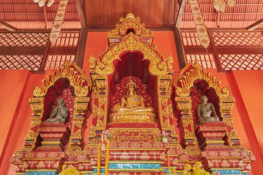 Phayao, Tayland - 6 Aralık 2020: Wat Analayo Tapınağı 'ndaki Düşük Angle Altın Prajao Tanjai Heykeli