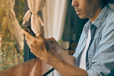 Denim 'de Genç Asyalı Gündelik İş Adamı' nı ya da Kafe 'de Akıllı Telefon Kullanan Kot Tişört' ü bıraktı. Vintage Tone Teknolojisi 'nde çalışan sıradan bir iş adamı.