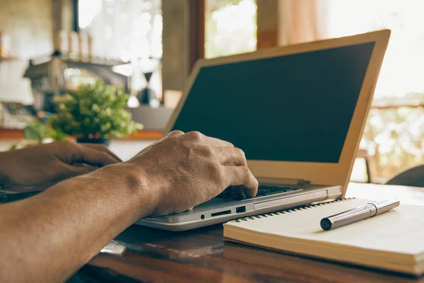 Hand Affärsman Skriva Laptop Och Anteckningsbok Och Penna Träbord Coffee — Stockfoto