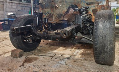 Araba Yapısı Önü: Chassis ve Askıya Alma Sistemi ve Şok Emici ve Bobin Yayı ve Tekerlek ve Lastik ve Rack ve Pinion ile Üst Kollu Top Eklemleri