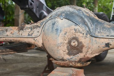 Arka Görünüm Diferansiyel Vites Kutusu ve Sağ Çerçevedeki Toprak Tozu