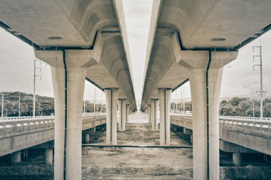 Süper Karayolu ve Gökyüzü Arkaplanı Sokak Aydınlatma Kutusuyla Yükseltilmiş Yolun Altında Vintage Tonda
