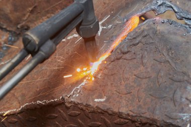 Oksijen Asetilen Kesici Meşale, Parıltı ve Erimiş Metal Görüntüsünü Büyüt