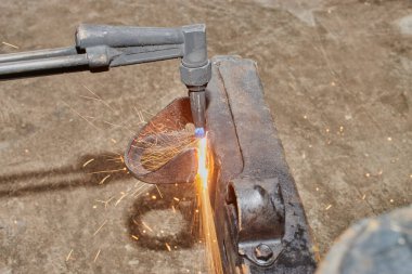 Odaklanma Görünümü Oksijen Asetilen Meşalesi Araba Kesme Bölümü veya Küçük Işıltılı Otomatik Parça