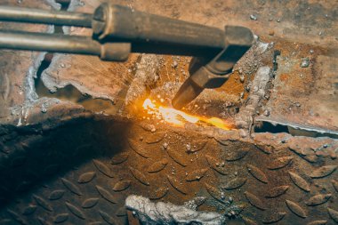 Zoom Görünümü Erimiş Metal ve Otomobil Parçasından Parıltı Yazan Oxygen Asetilen Kesme Tekniği