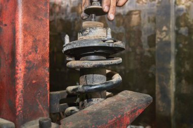 Araba tamircisi ya da oto tamircisi Üst Şok Emici Fındık ve Yüzük Yıkama Makinesini çıkardı. Bahar Sıkıştırıcı Aracından Şok Emici Silme Aracı