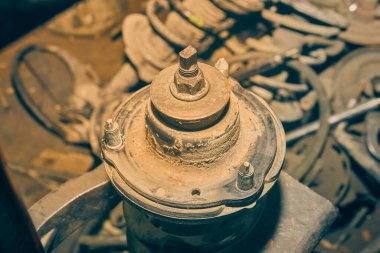 Üst Bahar Koltuğu ve Şok Emici Yukarı Bushing ve Vintage Tone 'da Araba Parçalı Arka planda Fındık