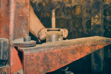 Araba Tamircisi veya Otomatik Tamirci Şok Emici ve Vintage Ton Bakımı