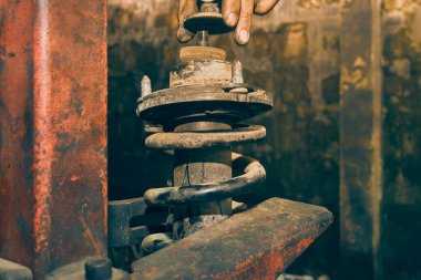 Araba tamircisi ya da oto tamircisi Üst Şok Emici Fındık ve Yüzük Yıkama Makinesini çıkardı. İlkbahar Kompresör Aracı 'ndan Şok Emici Silme Vintage Tone