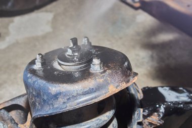 Pas Koruması İçin Sprey Boyası Üst Şok Emici Çerçevesi Görüntüsünü Büyüt