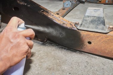 Araba Tamircisinin ya da Otomatik Tamirci Spreyinin Boyama Yanını Görüntüle