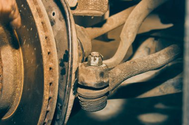 Zoom Görünümü Dış Bağlantı Çubuğu Ucu ve Tekerlek Hub üzerinde Disk Fren ve Vintage Tone 'da Ön Dingil Dingil Sürücüsü Şaftı