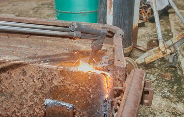 Oksijen Asetilen Kesme Meşalesi 'nden Otomobil Bölümü veya Otomatik Parçasının Sağ Görünümü