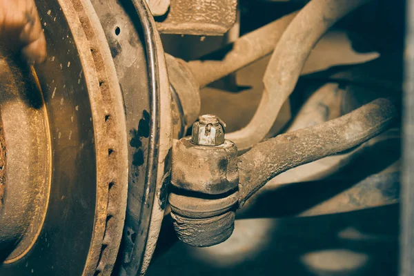 Zoom Görünümü Dış Bağlantı Çubuğu Ucu ve Tekerlek Hub üzerinde Disk Fren ve Vintage Tone 'da Ön Dingil Dingil Sürücüsü Şaftı