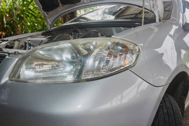 Otomobil veya Otomobil Farları ve Garajda Doğal Işıklı Motor