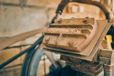 Sağ Çerçeve Endüstriyel Hava Kompresörü veya Vintage Tonlu Hava Pompası ve Sürgüsü