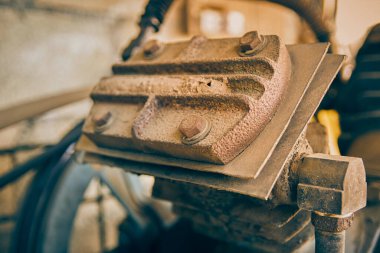 Endüstriyel Hava Kompresörü ya da Hava Pompası ve Cıvatası Vintage Ton Merkezi Çerçeveli