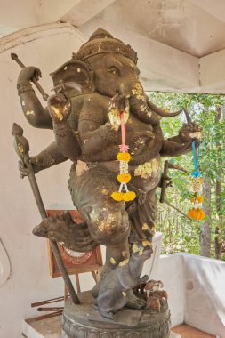 Phayao, Tayland - 13 Aralık 2020: Wat Analayo Tapınağı 'ndaki Tapınak' ta Portre Sağ Ön Ganesha Heykeli ve Tütsü Yakıcı