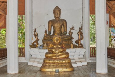 Phayao, Tayland - 13 Aralık 2020: Wat Analayo Tapınağı 'nda Altın Sangkajai Buda Heykeli ve Buddha ve oyulmuş Ağaç Ejderi