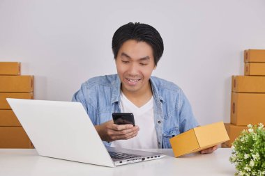 Çevrimiçi Tüccar ya da Günlük İş Adamı Çevrimiçi Müşteri Düzenini Kontrol Etmek İçin Akıllı Telefon ve Paket Kullanıyor