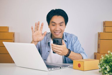 Çevrimiçi Tüccar veya Günlük İş Adamı Çevrimiçi Dükkanda Klasik Tondaki Çevrimiçi Müşteri ile Akıllı Telefon Sohbeti Kullanıyor