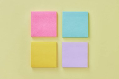 Top View ya da Flat Lay 4 Renkli Not Defteri ya da Not Defteri Pembe, Yeşil, Sarı, Mor Modern Temiz Ofis Masası ya da Ofis Masası. Pastel Sarı Minimalist Arkaplan Ofis Malzemeleri