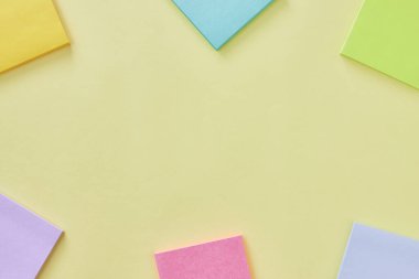 Üst Görünüm veya Düz Yatay Sarı Ofis Masası veya Ofis Masası Arkaplanı ve Yapışkan Not. Pastel Minimalist Arkaplanı Ofis Malzemeleri