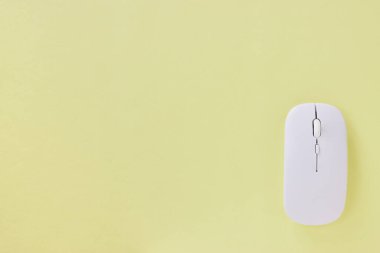 Üst Görünüm veya Düz Beyaz Fare Ofis Masasında ya da Ofis Masası Arkaplanında. Pastel Sarı Çalışma Alanı Minimalist Arkaplan