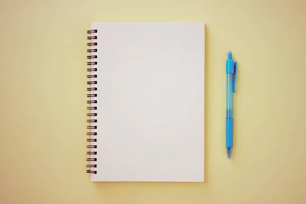 Спиральная Записная Книжка Весенняя Записная Книжка Unlined Type Blue Pen — стоковое фото