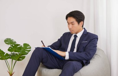 Asyalı Mali Danışman İçişleri Bakanlığı 'ndaki Fasulye Torbası ile ilgili panoya beyannameler yazdı. Covid 19 veya Coronavirus Durumunda İşadamı Sosyal Mesafe İçin Ev Karantinasında Çalışıyor