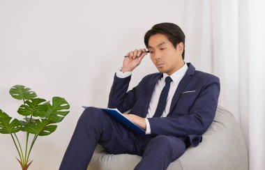 Asyalı Mali Danışman İçişleri Bakanlığı 'nda Fasulye Torbası ile ilgili ifadelerle Ciddi Düşünme. Covid 19 veya Coronavirus Durumunda İşadamı Sosyal Mesafe İçin Ev Karantinasında Çalışıyor