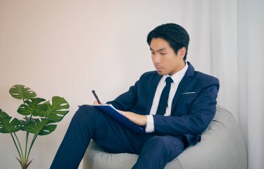 Asyalı Mali Danışman İçişleri Bakanlığı 'ndaki Fasulye Torbası ile ilgili panoya beyannameler yazdı. Sosyal Mesafe İçin Evde İşadamı Çalışması ya da Covid 19 'daki Ev Karantinası ya da Vintage Tone' daki Coronavirüs Durumu