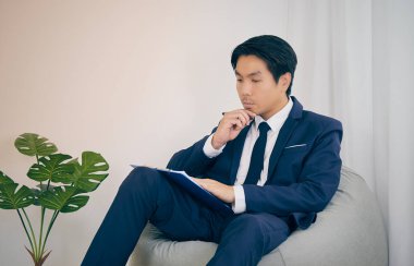 İçişleri Bakanlığı 'nda Asyalı Mali Danışman Düşünme ve Hesaplama Beyannameleri. Sosyal Mesafe İçin Evde İşadamı Çalışması ya da Covid 19 'daki Ev Karantinası ya da Vintage Tone' daki Coronavirüs Durumu