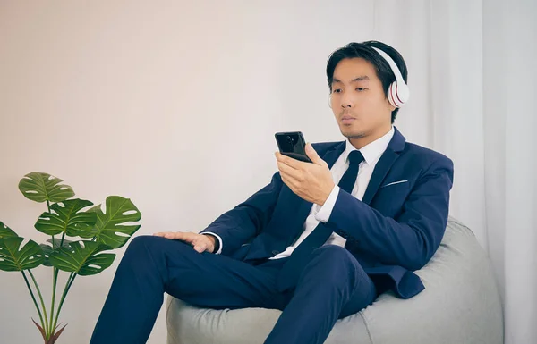 Asian Financial Advisor Wear Headphone Video Conference Smartphone Office Επιχειρηματίας — Φωτογραφία Αρχείου