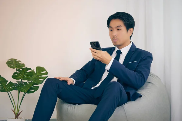 Ασιατικός Οικονομικός Σύμβουλος Χρησιμοποιήστε Smartphone Κινητό Τηλέφωνο Τσάντα Φασολιών Στο — Φωτογραφία Αρχείου